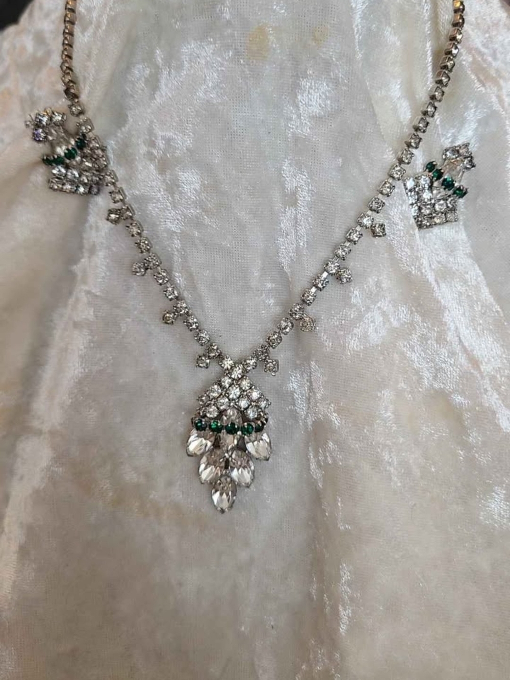 Elegant Rhinesto Teardrop Pendant Necklace Earring Set Green Rhinestone Accents.